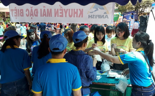 Người tham gia dùng thử sản phẩm mới của công ty